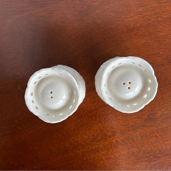 Skye McGhie Cream Lace Salt and Pepper Shakers 2002 - Picture 4 of 6